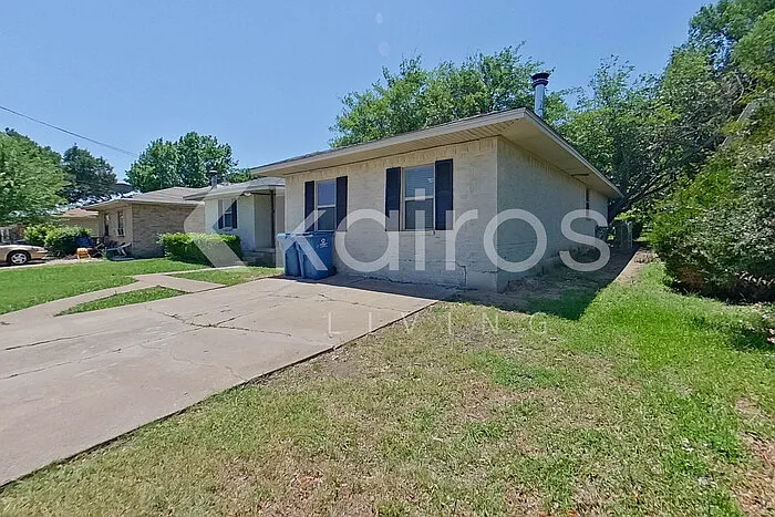5 bed, 2.5 bath, 2400 sqft, $2,395 — Photo 2