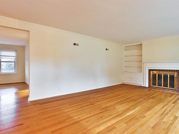 3rd image of 719 Applewood Dr