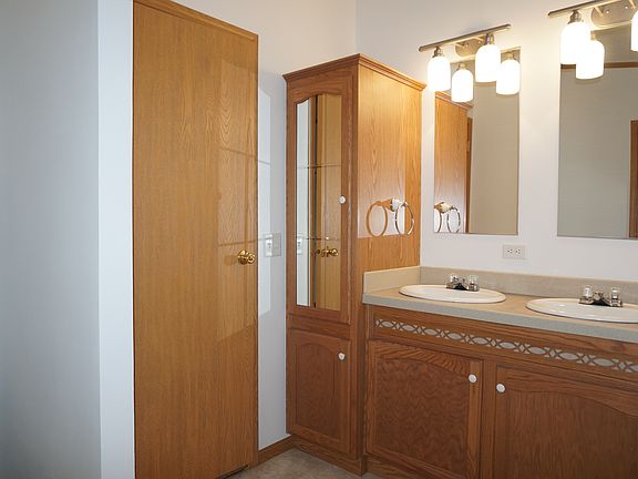 Full bath with two sinks!