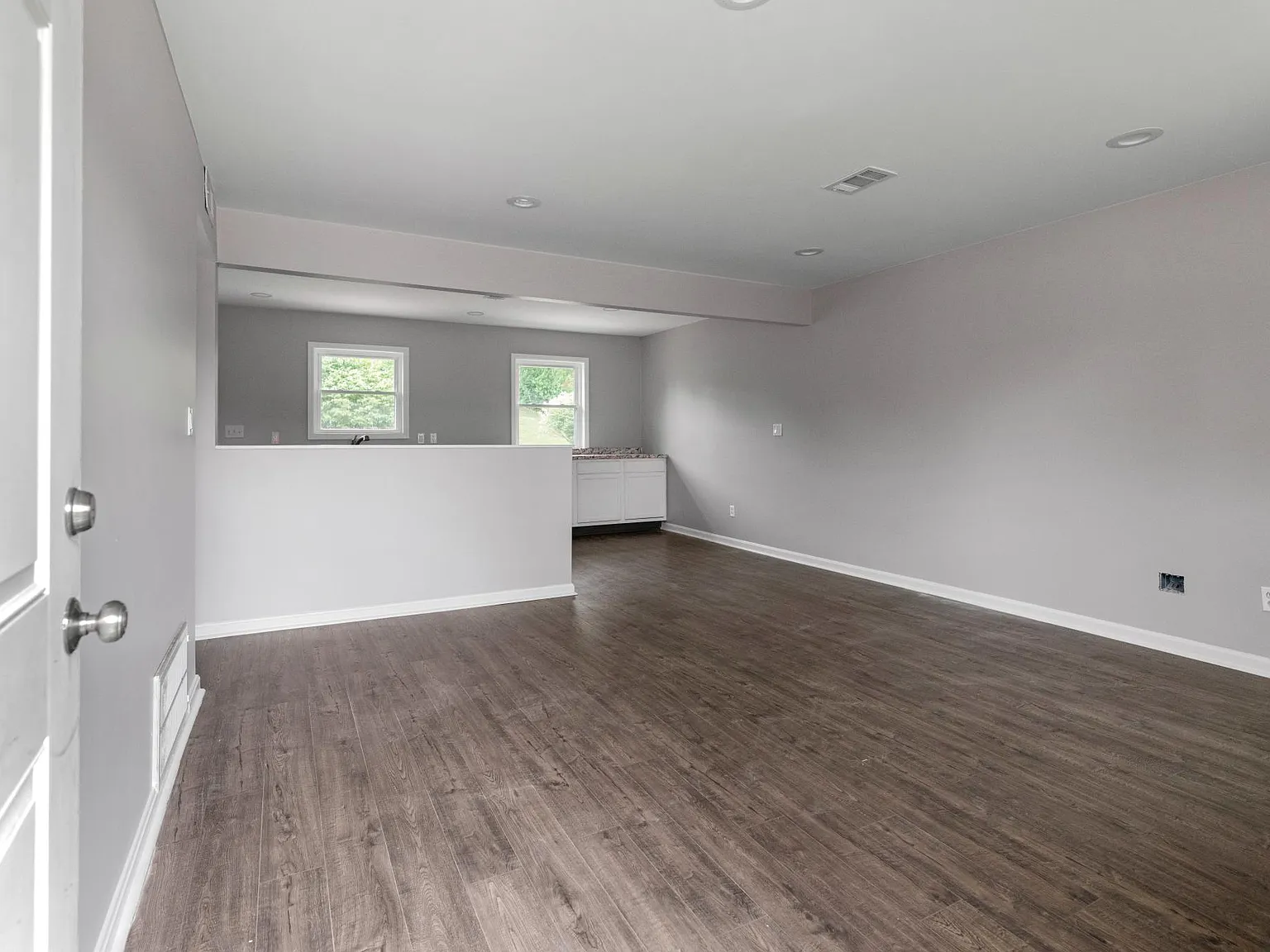 1520 Thames Dr — Photo 3