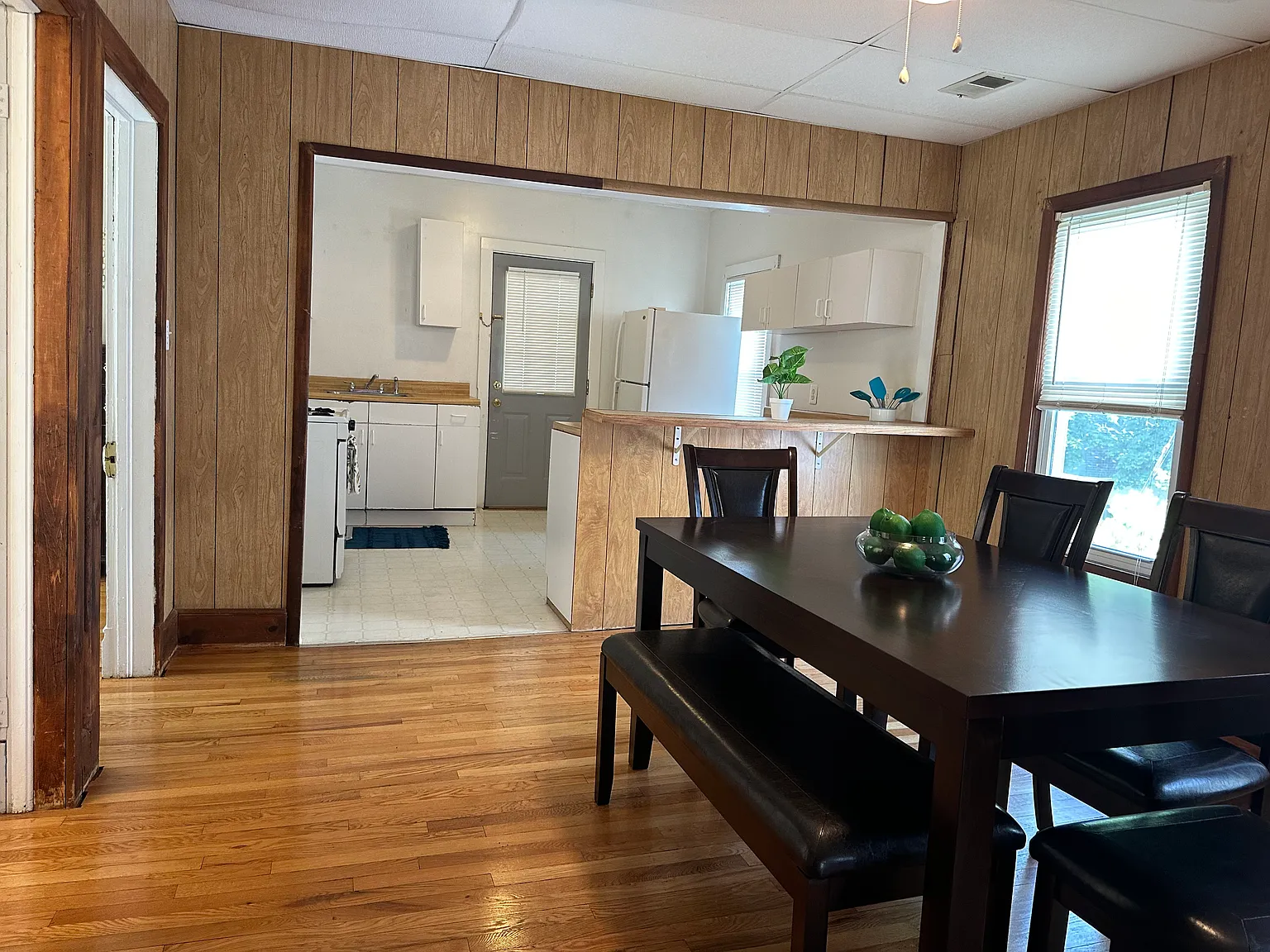 2 bed, 1000 sqft, $1,250 — Photo 2