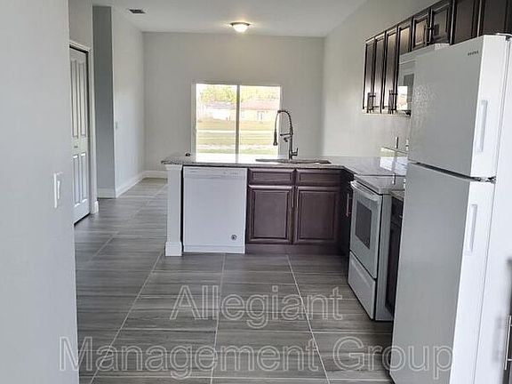 4th image of 521 Albatross Dr #B