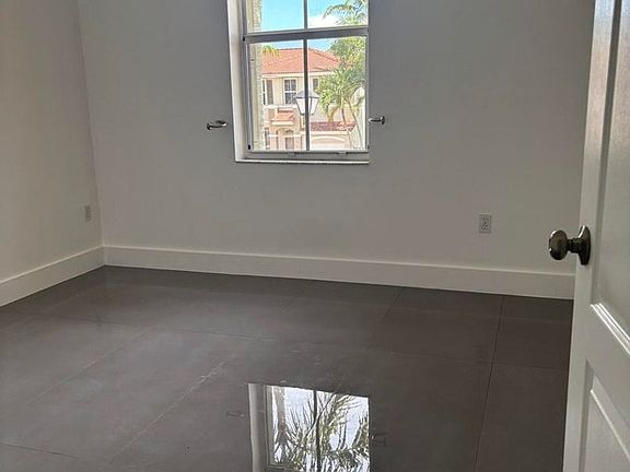 4th image of 254 Riverwalk Cir #254
