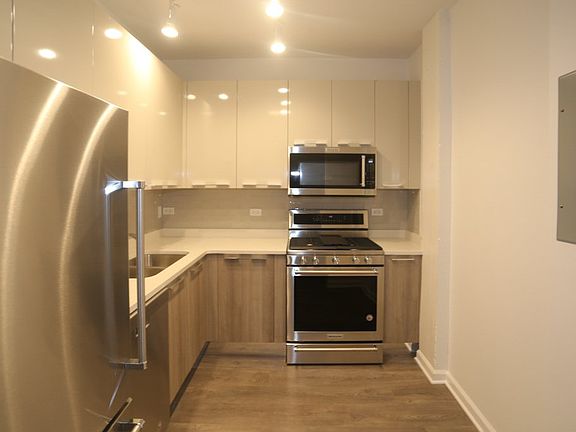 3rd image of 932 W Dakin St #Ig204