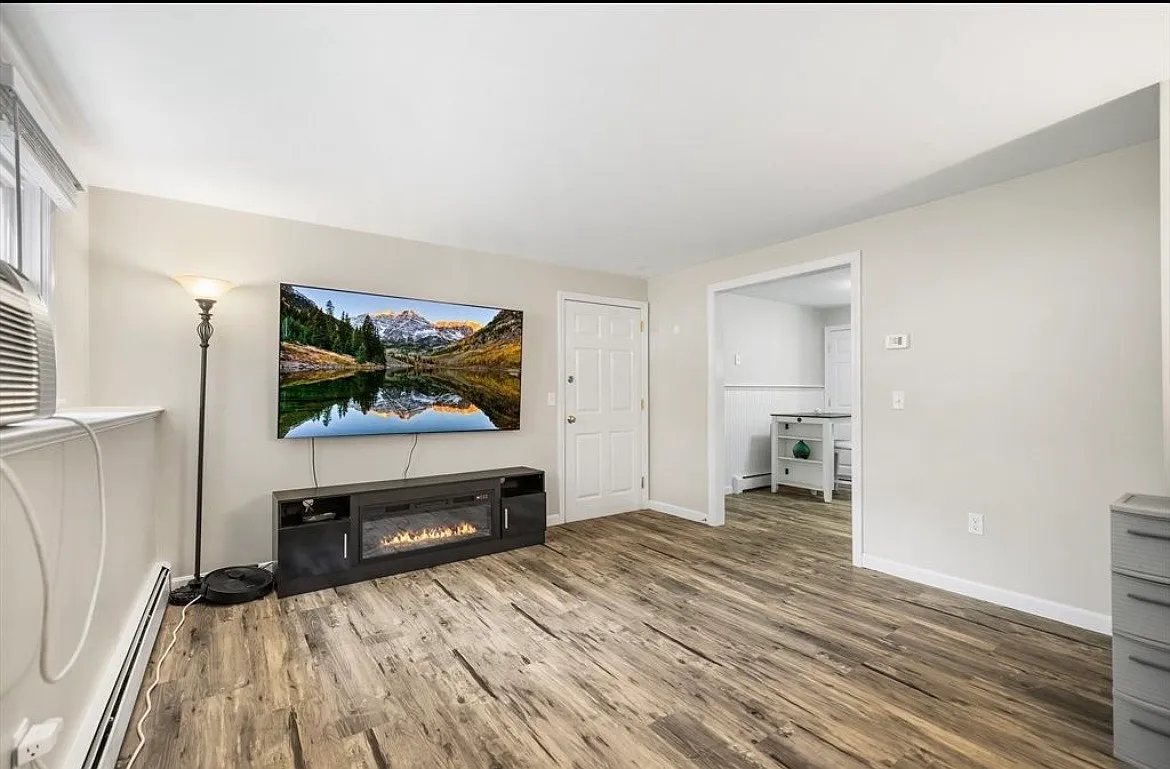 2 bed, 766 sqft, $2,174 — Photo 2