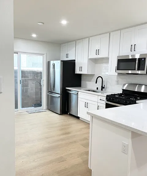 2627 E Broadway #4 — Photo 4