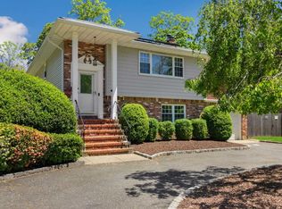 11 Elizabeth Pl, Center Moriches, NY 11934