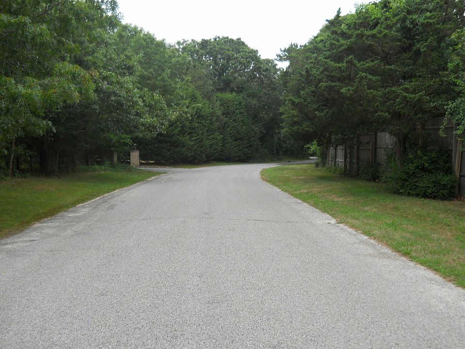 2nd image of 4 Heatherwood Ln #Q