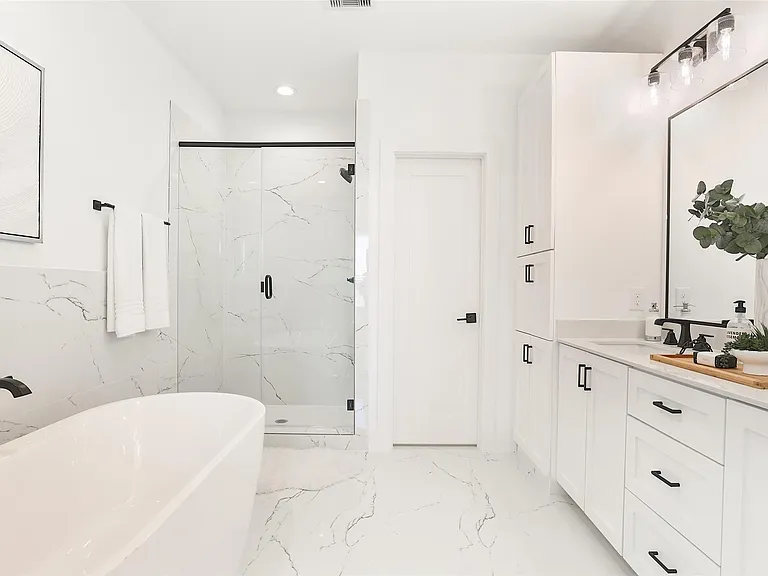 1020 W 15th 1/2 St #B — Photo 33