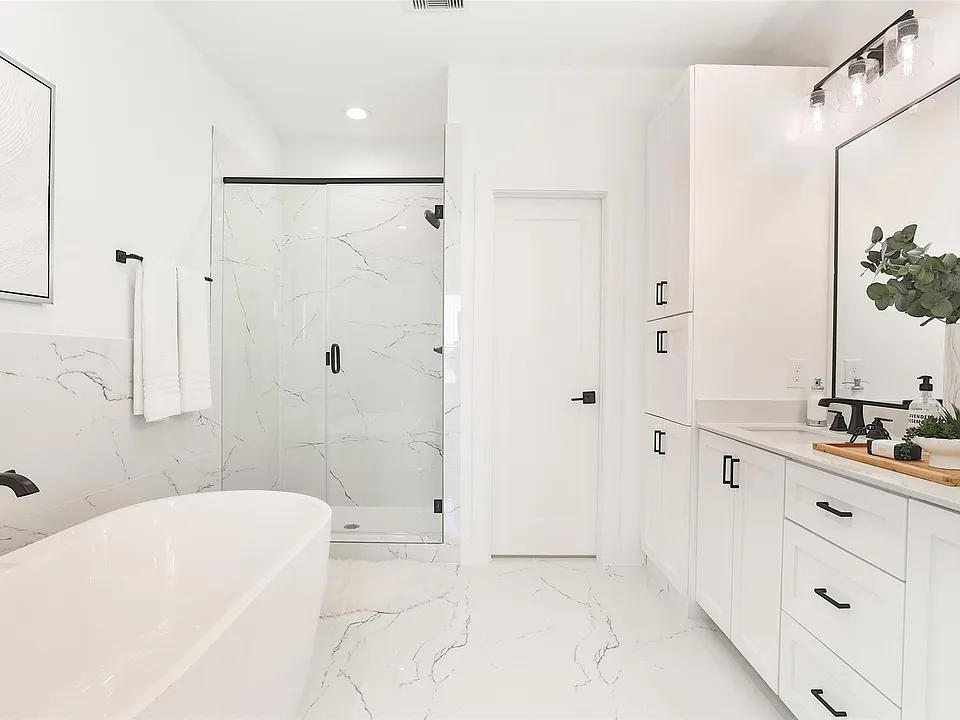 1020 W 15th 1/2 St #A