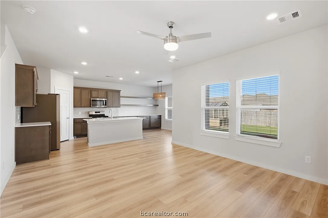 3 bed, 2.5 bath, 1670 sqft, $2,100 — Photo 3