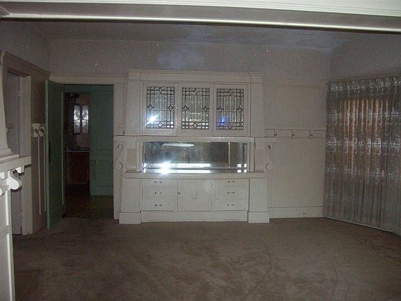 3rd image of 909 W 57th St