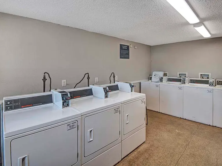 Broadview Oaks Apartments — Photo 12