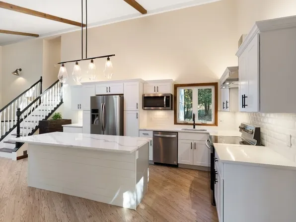 45 Pumpkin Ln, Charlton, MA 01507