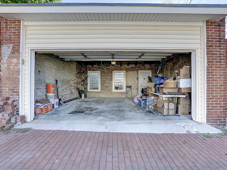 Garage (1 space)