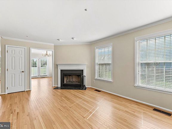 5th image of 48 Buttonwood Dr