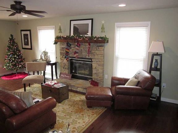 Living room w/fireplace