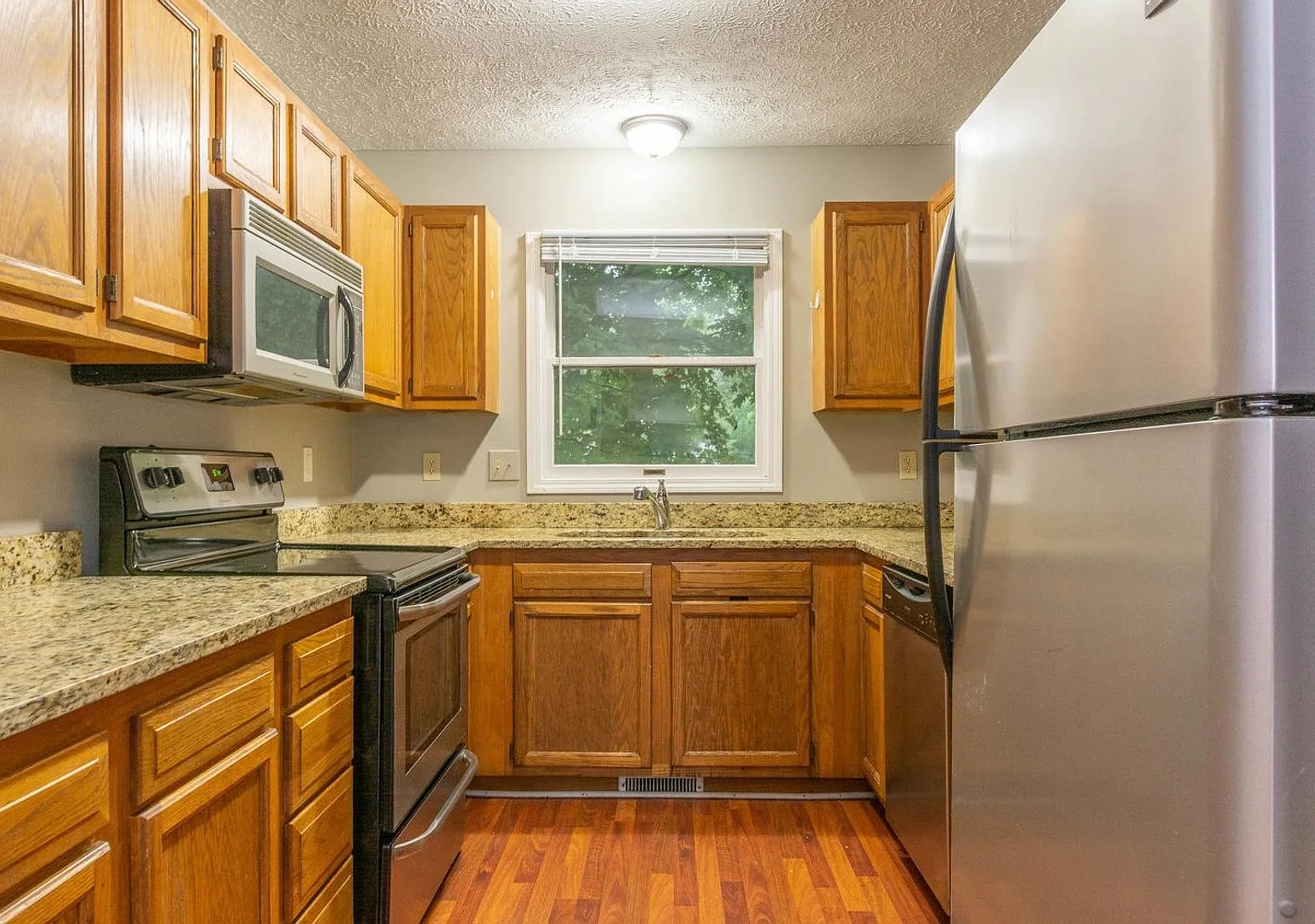 Beautiful and Spacious Townhomes near IU Campus — Photo 4
