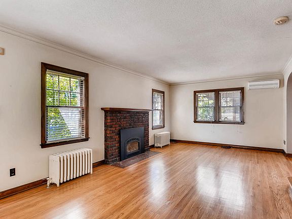 Hardwood floors sprawling 