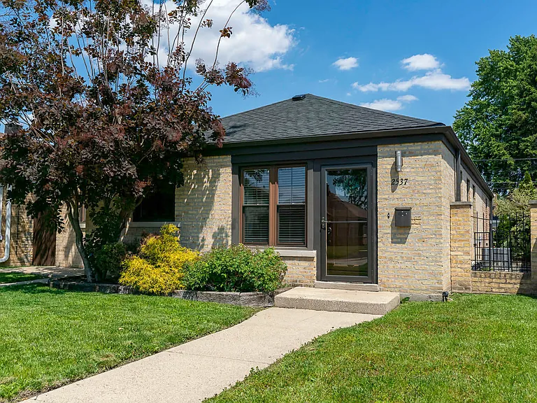 2537 Willow St — Photo 1