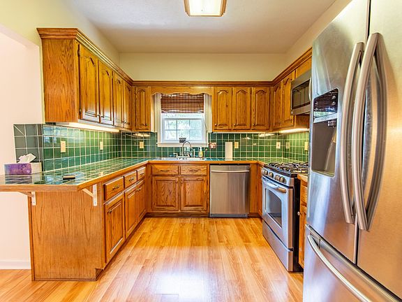 2nd image of 50 White Oak Cir