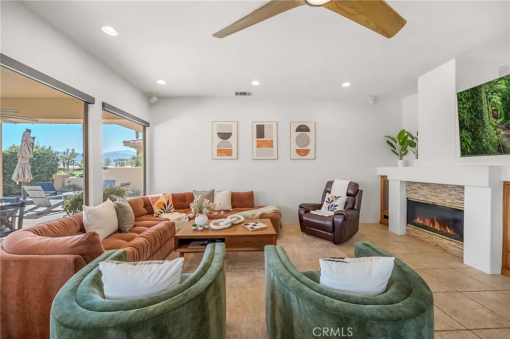 3 bed, 2205 sqft, $5,974 — Photo 4