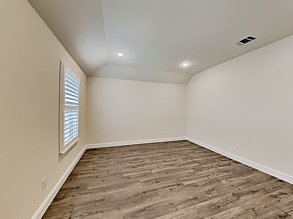 4th image of 17534 Sequoia Dr
