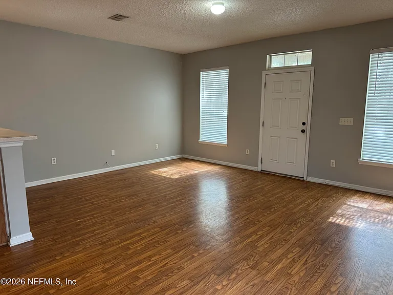 458 Sherwood Oaks Dr — Photo 2