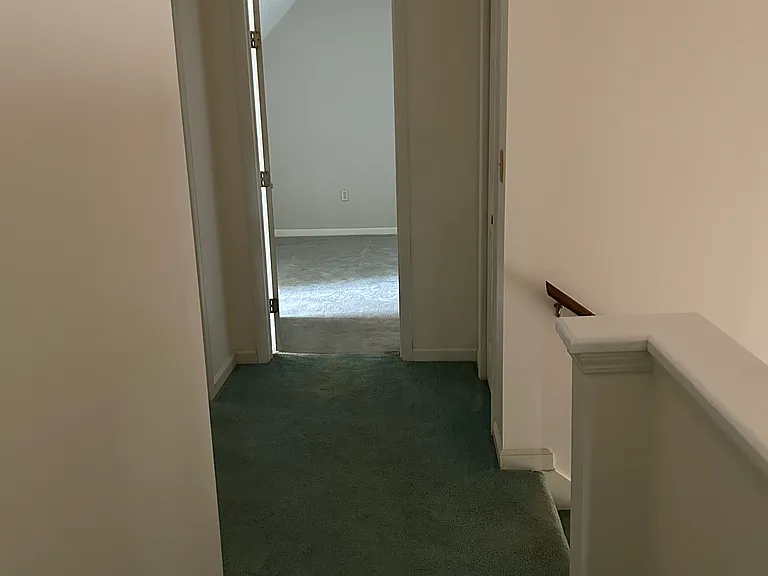 Landing (2nd floor)