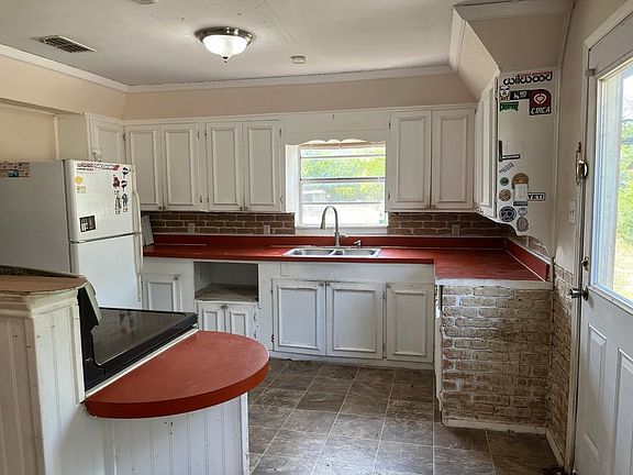 2nd image of 2525 Oakwood Ter