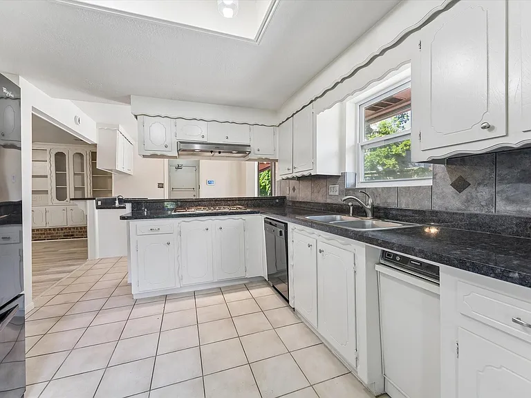 3232 Parkwood Dr — Photo 10