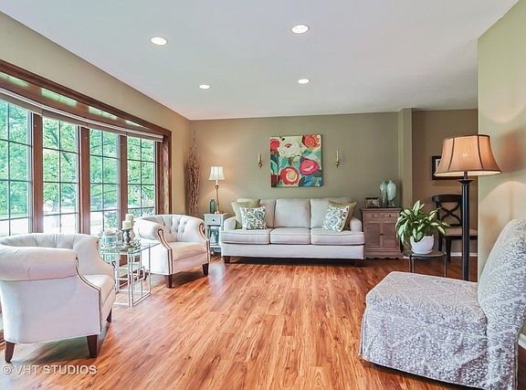 2nd image of 865 N Crestview Dr