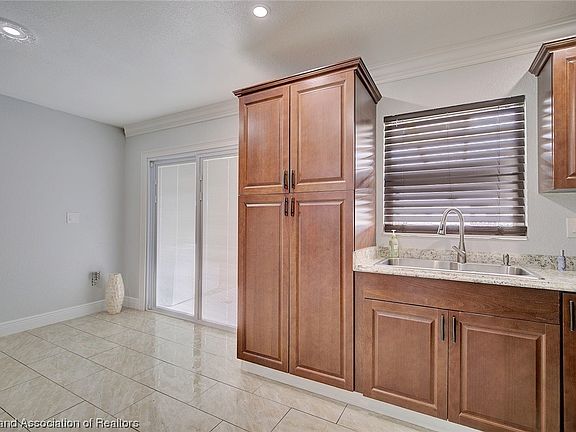 4th image of 2825 Sabal Palm Dr