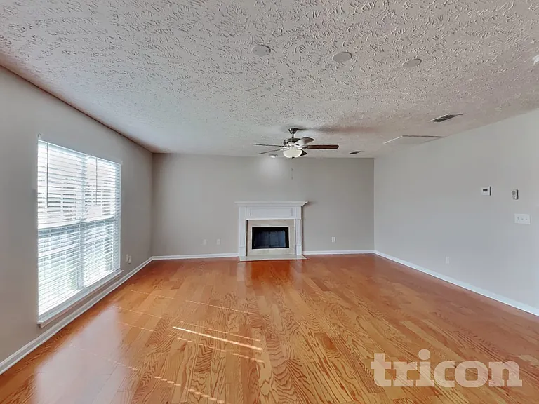 2037 Red Jacket Trce — Photo 2