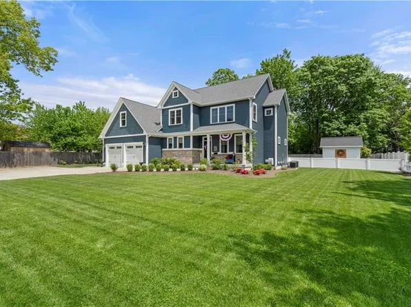360 Pleasant St E, Rumford, RI 02916