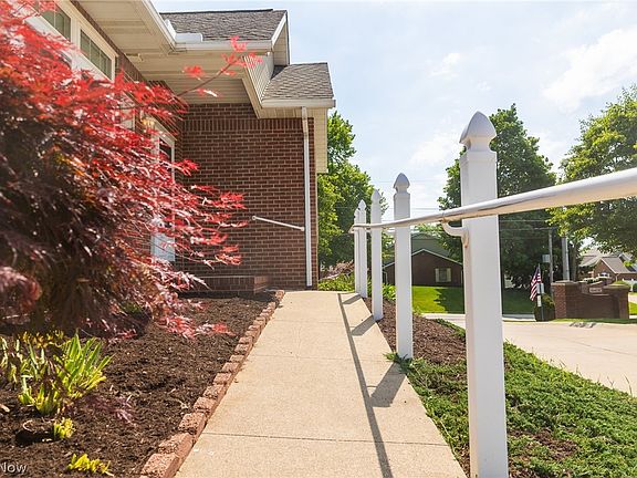 3rd image of 201 Greenbriar Ln