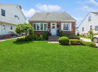 231 Pershing Pkwy, Mineola, NY 11501