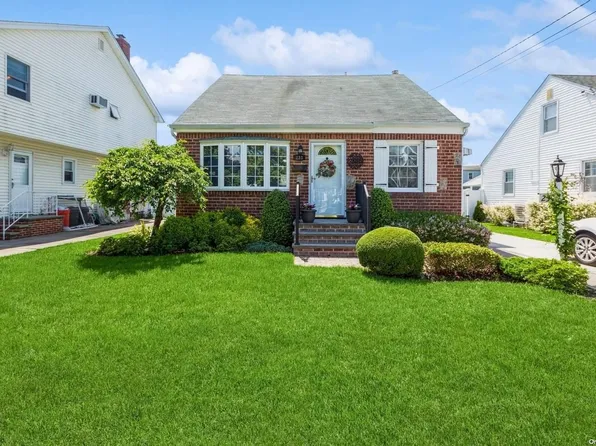 231 Pershing Parkway, Mineola, NY 11501