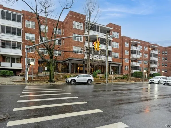 1 Kensington Gate #211, Great Neck, NY 11021
