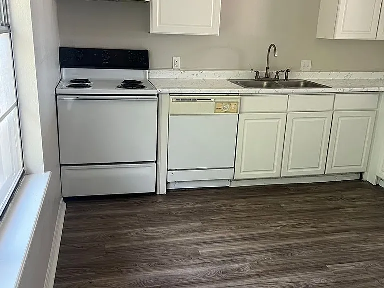 401 NW 24th St — Photo 10