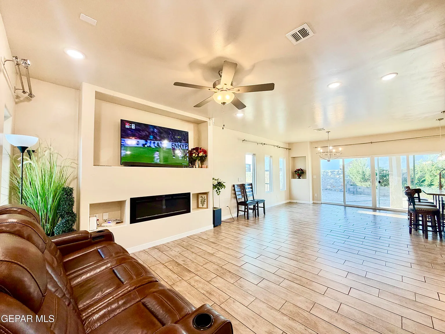 4 bed, 4.0 bath, 2177 sqft, $2,200 — Photo 4