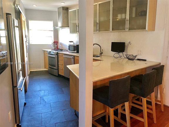 2nd image of 1925 Washington Ave APT 27