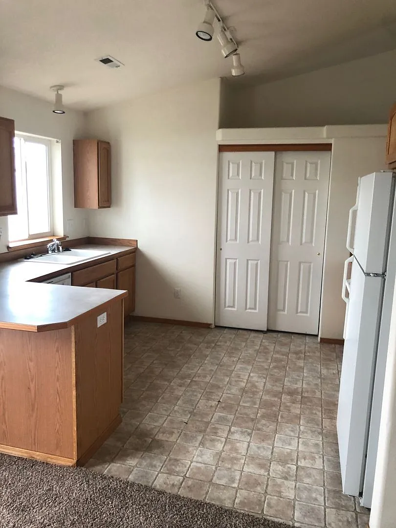 Newer Carpet, flooring & paint! 3 Bedroom 2 Bath with 2 car attached garage. — Photo 2