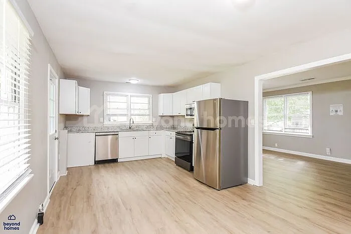 935 James Ave — Photo 6