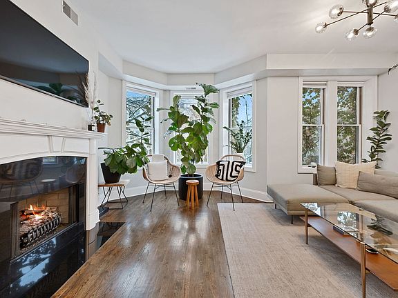 2nd image of 1427 N Leavitt St #2