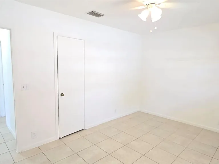 255 SW 12th St #2 — Photo 18