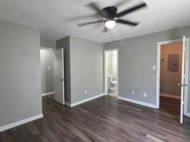 2504 Redvers Ave — Photo 12
