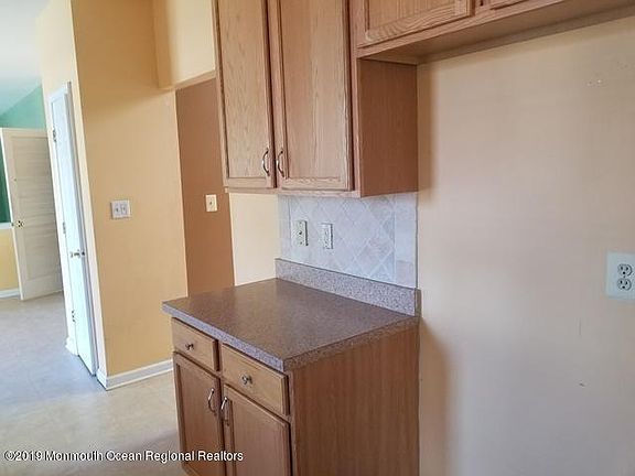 5th image of 841 Wellington Ave