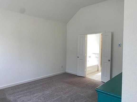 4th image of 3962 Oak Creek Cir