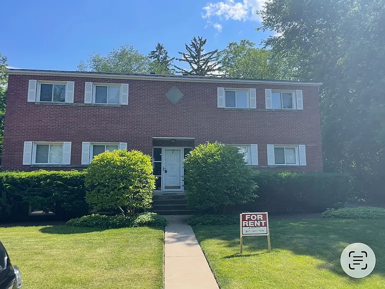 7 E Washington, front